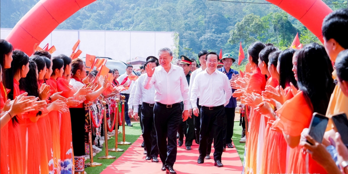 Tổng Bí thư Tô Lâm cùng các đồng chí lãnh đạo Đảng, Nhà nước, bộ, ngành Trung ương, tỉnh Nghệ An dự Lễ khởi công xây dựng Trường Phổ thông nội trú liên cấp TH và THCS Na Ngoi. Ảnh: Phạm Bằng
