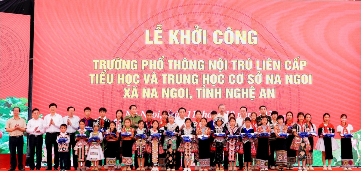 Tổng Bí thư Tô Lâm cùng các đồng chí lãnh đạo Đảng, Nhà nước, bộ, ngành Trung ương, tỉnh Nghệ An trao quà cho các học sinh trên địa bàn xã Na Ngoi. Ảnh: Phạm Bằng