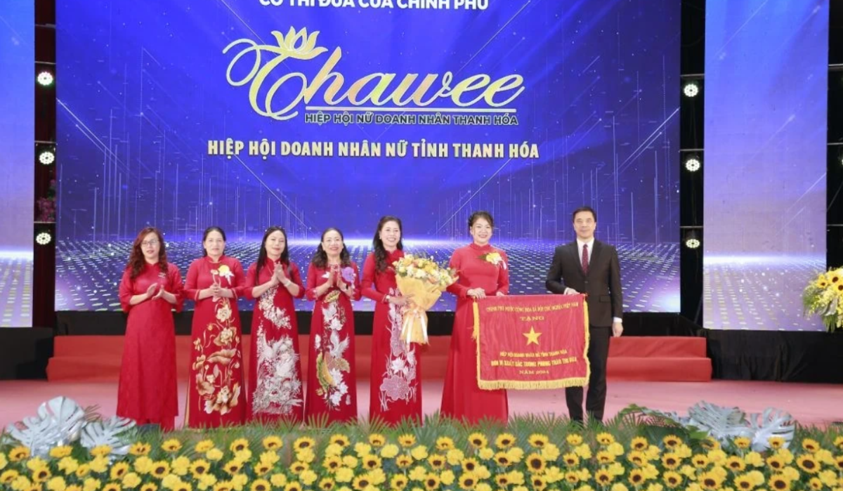 Thừa ủy quyền Thủ tướng Chính phủ, đồng chí Nguyễn Hồng Phong, Phó Bí thư Thường trực Tỉnh ủy trao Cờ thi đua của Chính phủ cho Hiệp hội Doanh nhân nữ tỉnh Thanh Hóa.