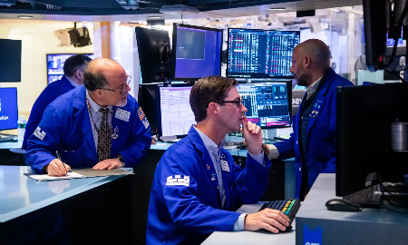 Chứng khoán Mỹ bán tháo, giá dầu sụt 4% sau tuyên bố thuế quan của Tổng thống Trump
