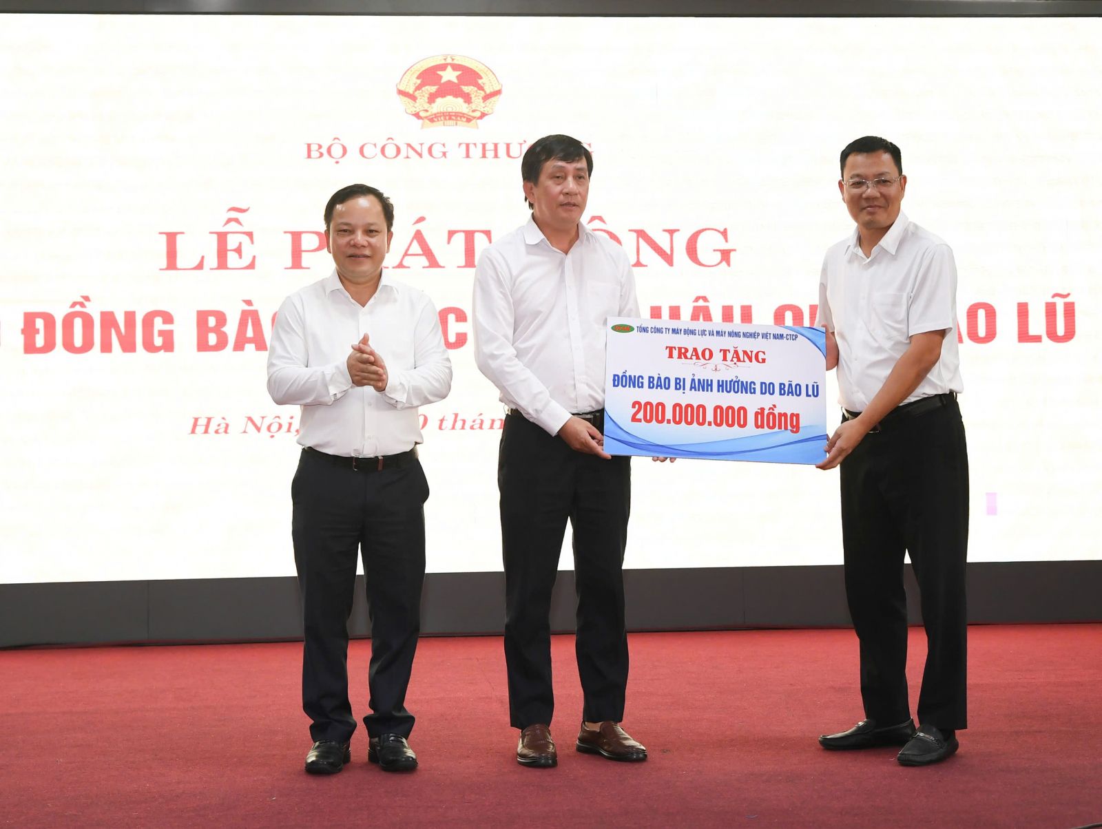 Lãnh đạo Tổng công ty Máy động lực và Máy nông nghiệp Việt Nam (VEAM) trao ủng hộ đồng bào khắc phục hậu quả bão lũ.
