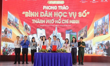 UBND Thành phố và Ủy ban Mặt trận Tổ quốc Việt Nam TP. Hồ Chí Minh ký kết triển khai phong trà “Bình dân học vụ số” giai đoạn 2025-2026, sáng 11/10.