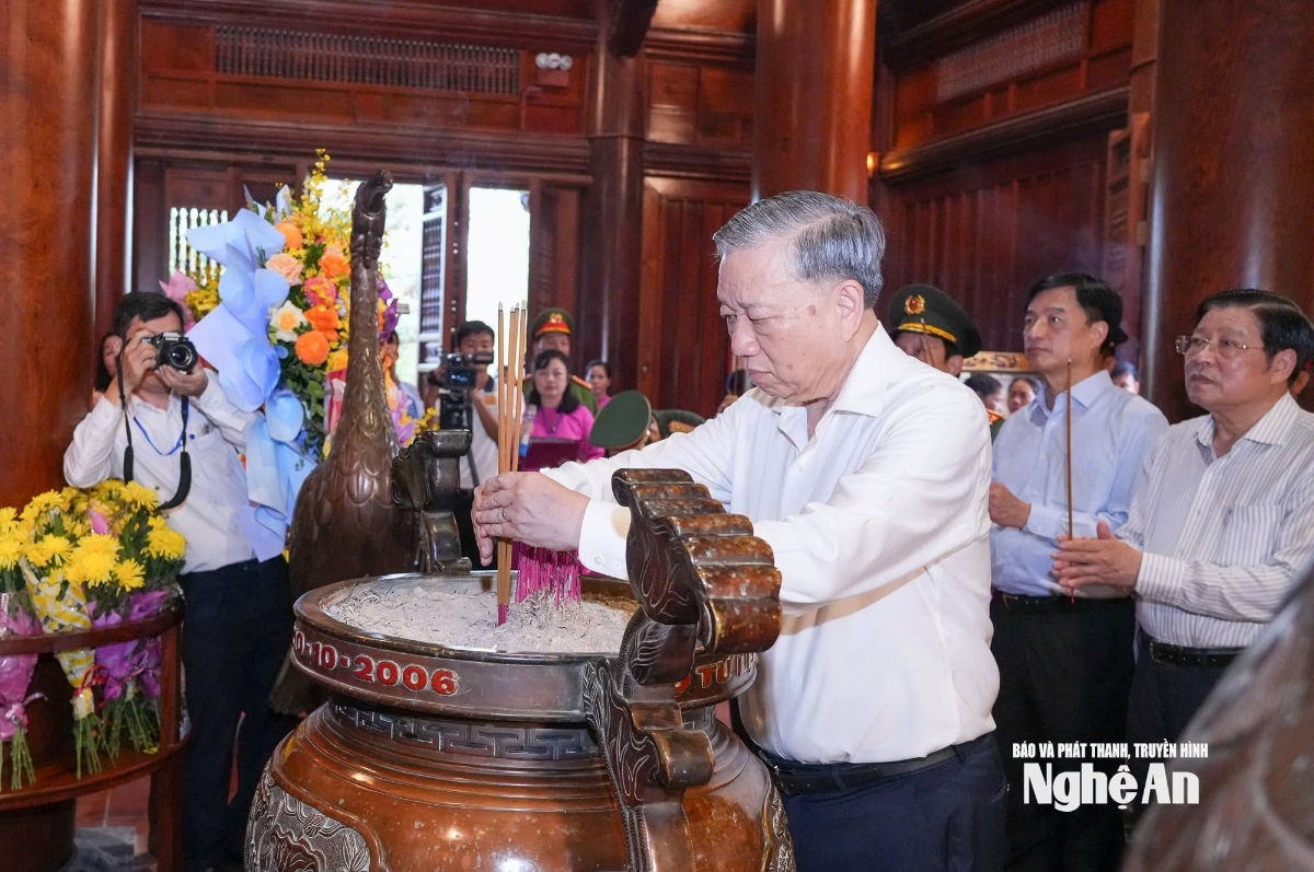 Tổng Bí thư Tô Lâm dâng hương tưởng niệm Chủ tịch Hồ Chí Minh. Ảnh: Thành Cường