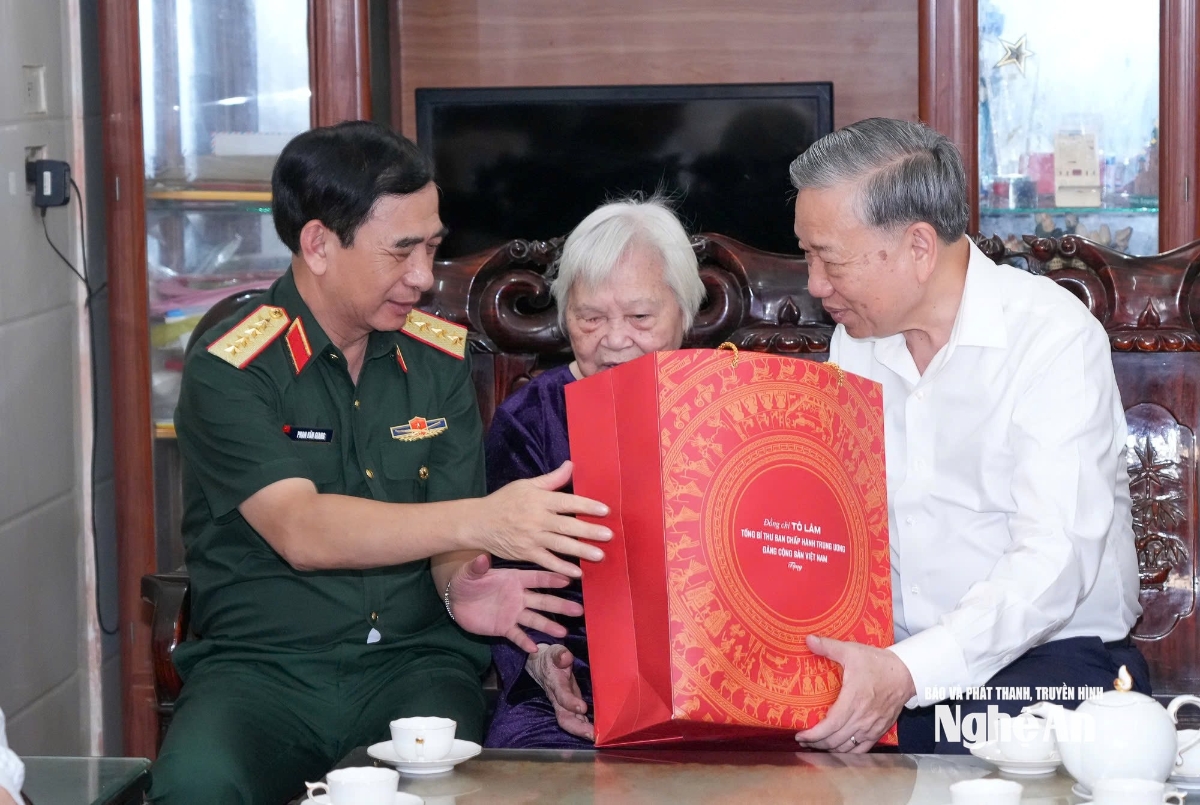Đồng chí Tổng Bí thư Tô Lâm và Đại tướng Phan Văn Giang - Bộ trưởng Bộ Quốc phòng tặng quà đến Mẹ Việt Nam anh hùng Nguyễn Thị Kim Oanh. Ảnh: Thành Cường