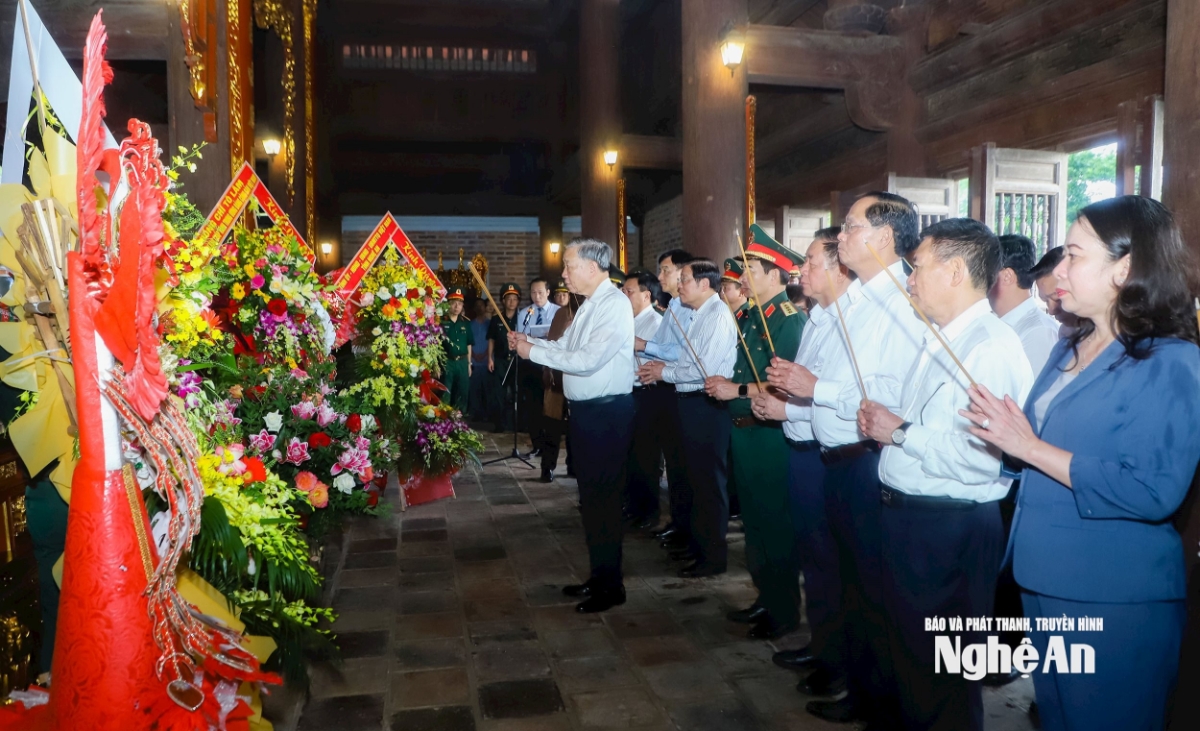 Tổng Bí thư Tô Lâm, các đồng chí lãnh đạo Đảng, Nhà nước và các đại biểu về dâng hoa, dâng hương tại đền Chung Sơn. Ảnh: Thành Duy