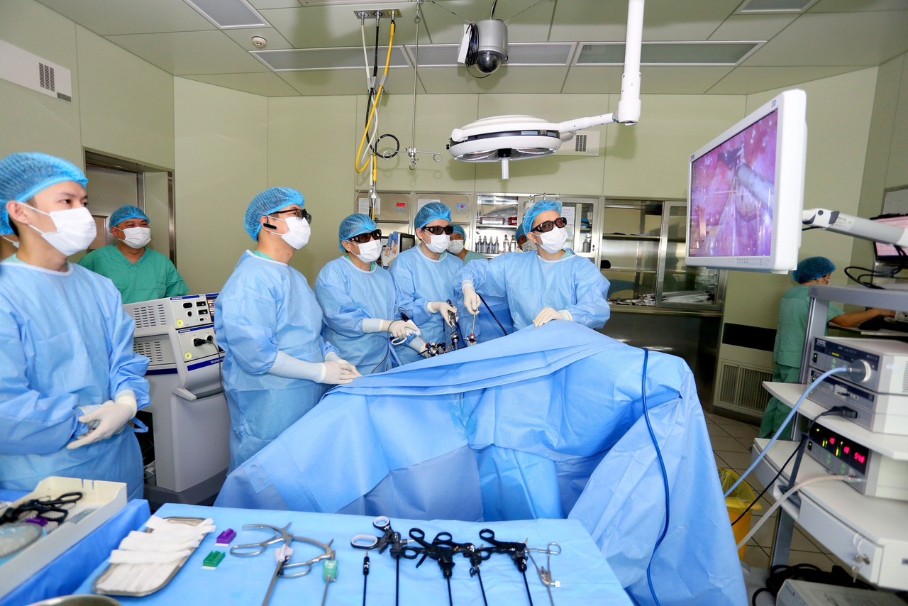 Các bệnh viện tuyến đầu sẽ tiếp tục trực thuộc Bộ Y tế nhằm đảm bảo vai trò đầu tàu trong điều trị. Ảnh: Tuấn Dũng.