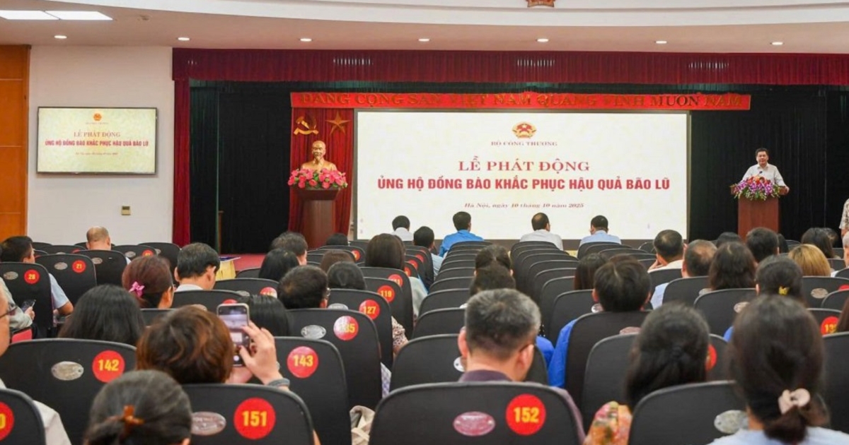 Bộ Công Thương quyên góp ủng hộ đồng bào khắc phục hậu quả bão lũ