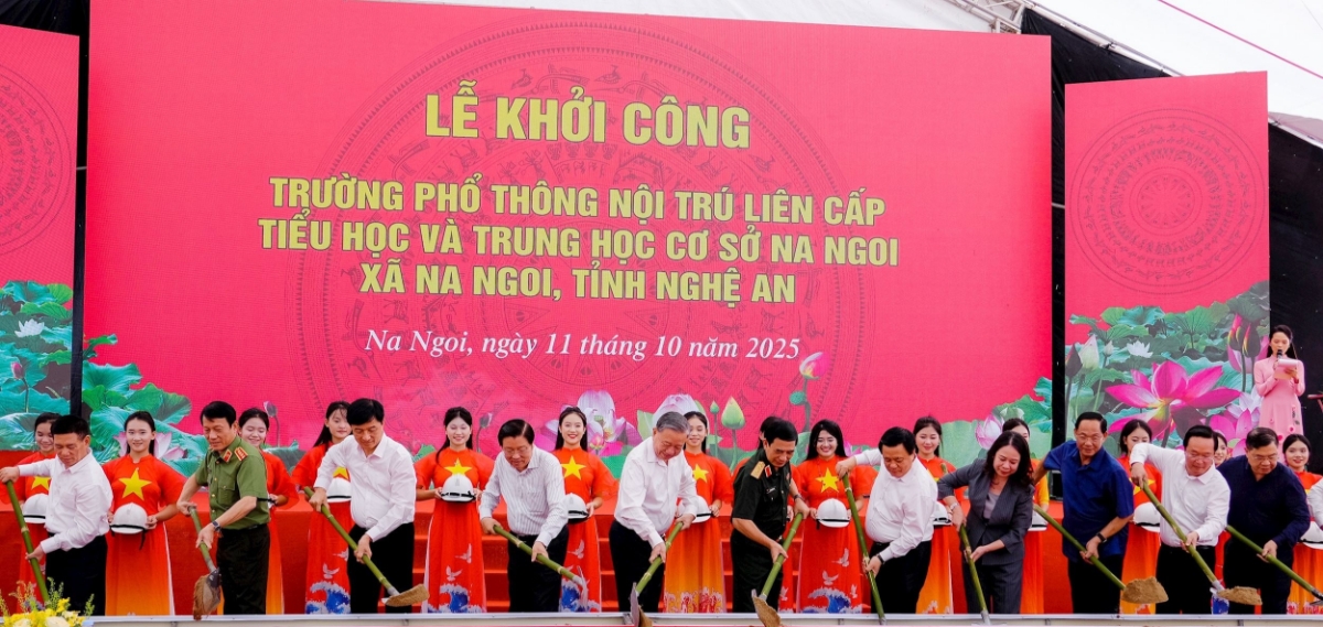 Tổng Bí thư Tô Lâm cùng các đồng chí lãnh đạo Đảng, Nhà nước, bộ, ngành Trung ương, tỉnh Nghệ An thực hiện nghi thức khởi công xây dựng Trường Phổ thông nội trú liên cấp TH và THCS Na Ngoi. Ảnh: Phạm Bằng