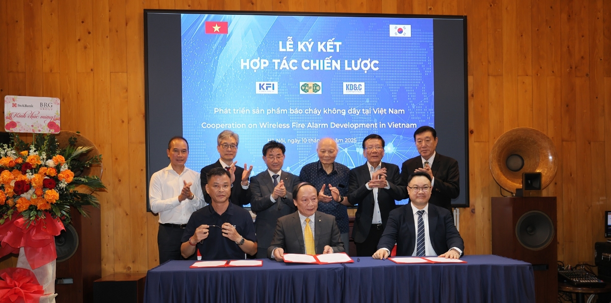 Lễ Ký kết hợp tác chiến lược phát triển sản phẩm báo cháy không dây tại Việt Nam. Ảnh: Đăng Khoa
