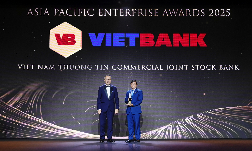 Ông Phạm Linh, Phó Tổng giám đốc Vietbank (bên phải), đại diện nhận giải thưởng Doanh nghiệp xuất sắc châu Á 2025.