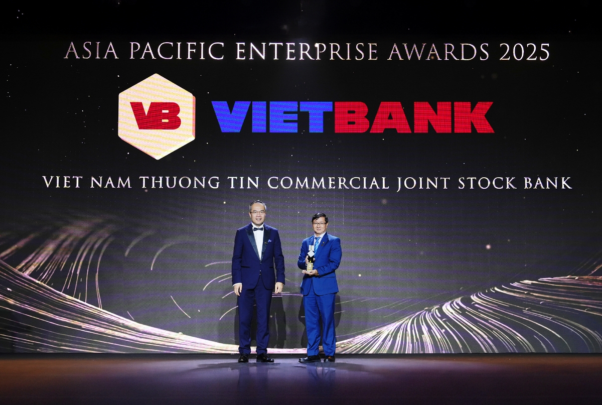 Ông Phạm Linh, Phó Tổng giám đốc Vietbank (bên phải), đại diện nhận giải thưởng Doanh nghiệp xuất sắc châu Á 2025.