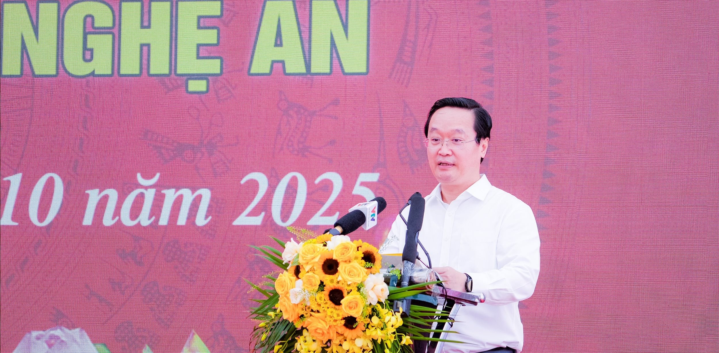 Bí thư Tỉnh ủy Nghệ An Nguyễn Đức Trung phát biểu đáp từ tại Lễ khởi công. Ảnh: Phạm Bằng