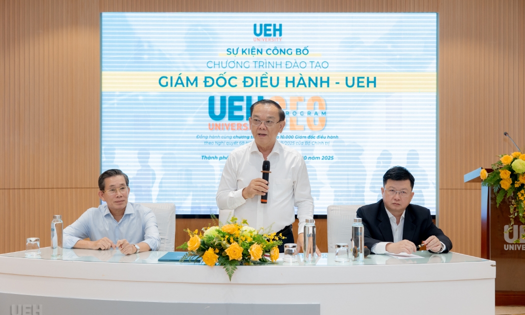 GS.TS Nguyễn Đông Phong, Chủ tịch Hội đồng UEH (người đứng) trả lời họp báo chương trình UEH CEO, sáng 11/10.