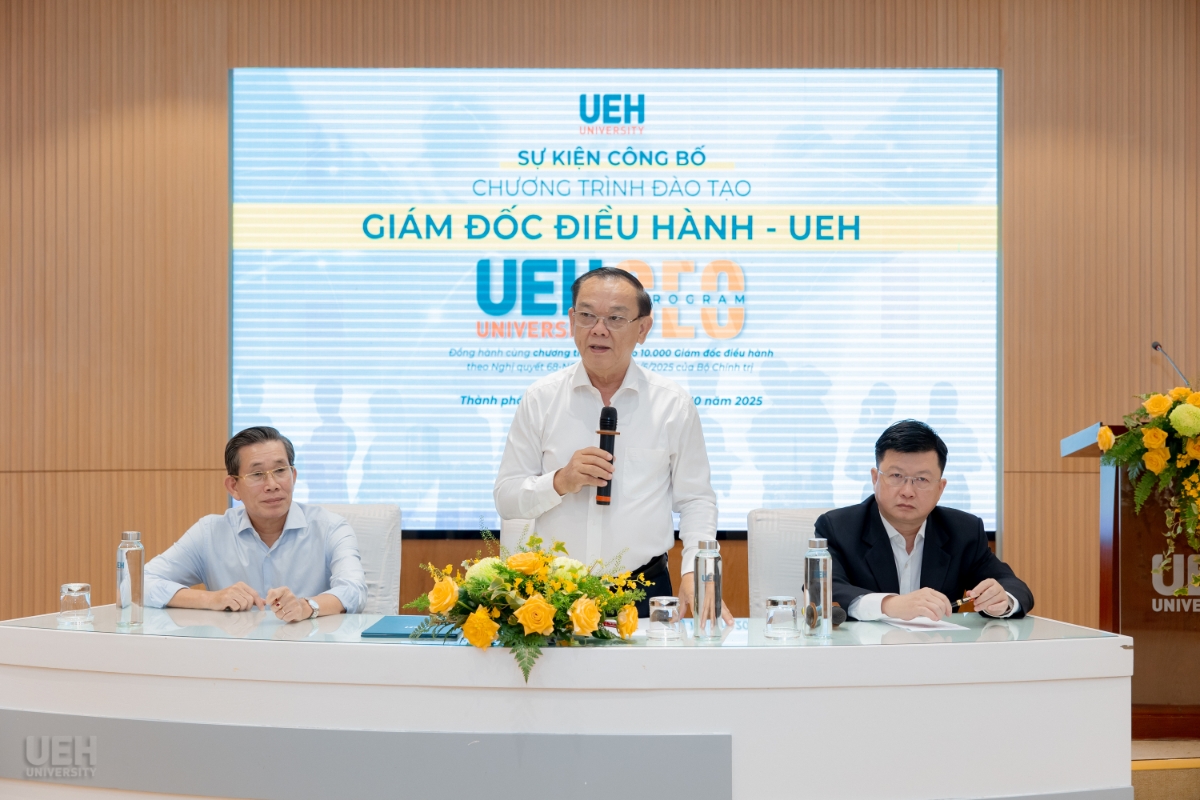 GS.TS Nguyễn Đông Phong, Chủ tịch Hội đồng UEH (người đứng) trả lời họp báo chương trình UEH CEO, sáng 11/10.