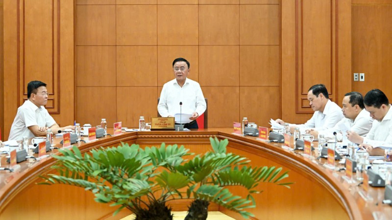 Thường trực Ban Bí thư Trần Cẩm Tú chủ trì buổi làm việc với Đảng ủy Bộ Y tế và các ban, bộ, ngành Trung ương về thực hiện Nghị quyết số 72-NQ/TW. Ảnh: Nhân Dân