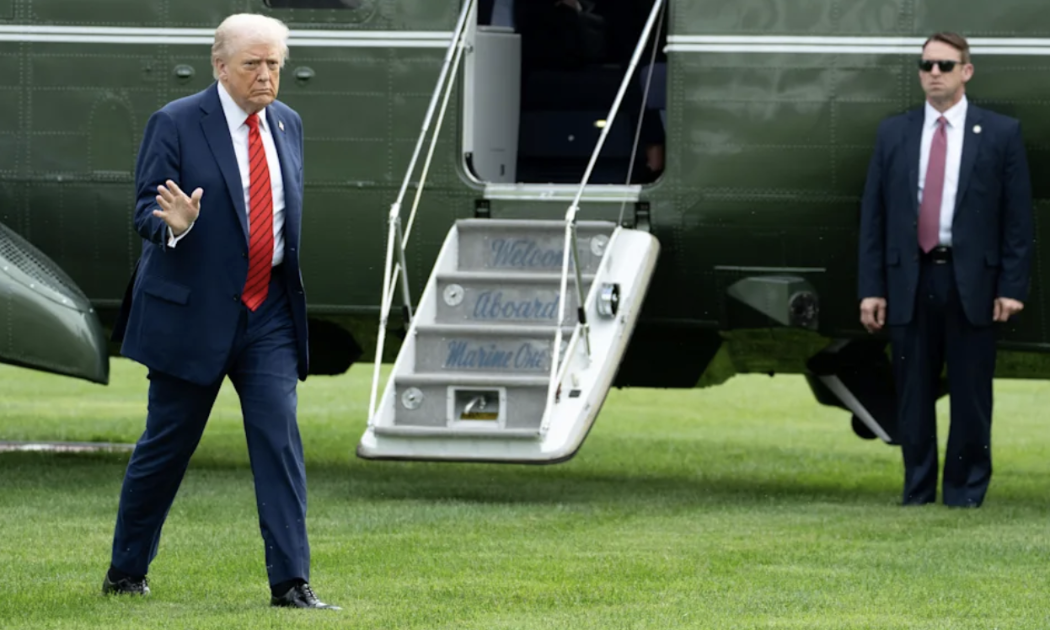 Tổng thống Mỹ Donald Trump xuống máy bay tại Nhà Trắng sau chuyến đi kiểm tra sức khỏe hàng năm ở Trung tâm Y tế quân đội Quốc gia Walter Reed ngày 10/10 - Ảnh: Reuters.