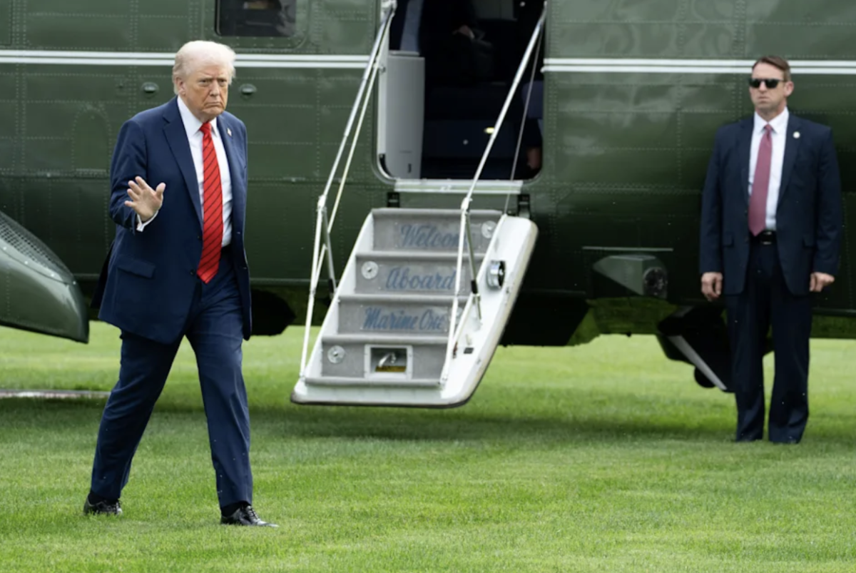 Tổng thống Mỹ Donald Trump xuống máy bay tại Nhà Trắng sau chuyến đi kiểm tra sức khỏe hàng năm ở Trung tâm Y tế quân đội Quốc gia Walter Reed ngày 10/10 - Ảnh: Reuters.