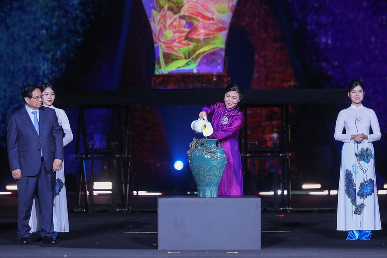 Bà Ngô Phương Ly, Phu nhân Tổng Bí thư Tô Lâm thực hiện nghi thức đặc biệt (vẽ tranh gốm ngũ sắc) khai mạc Lễ hội - Ảnh: VGP