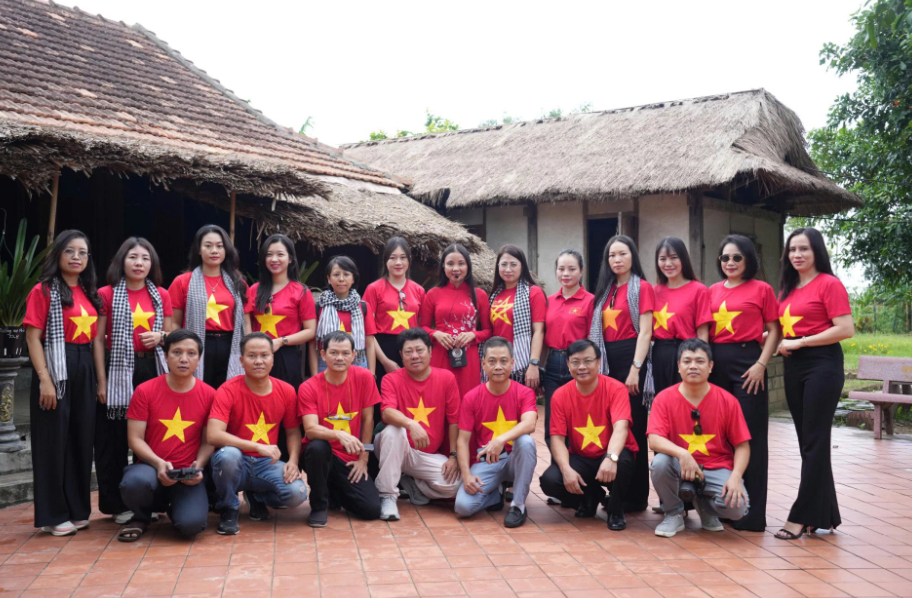 Đoàn khảo sát thăm Nhà lưu niệm Đại tướng Võ Nguyên Giáp.