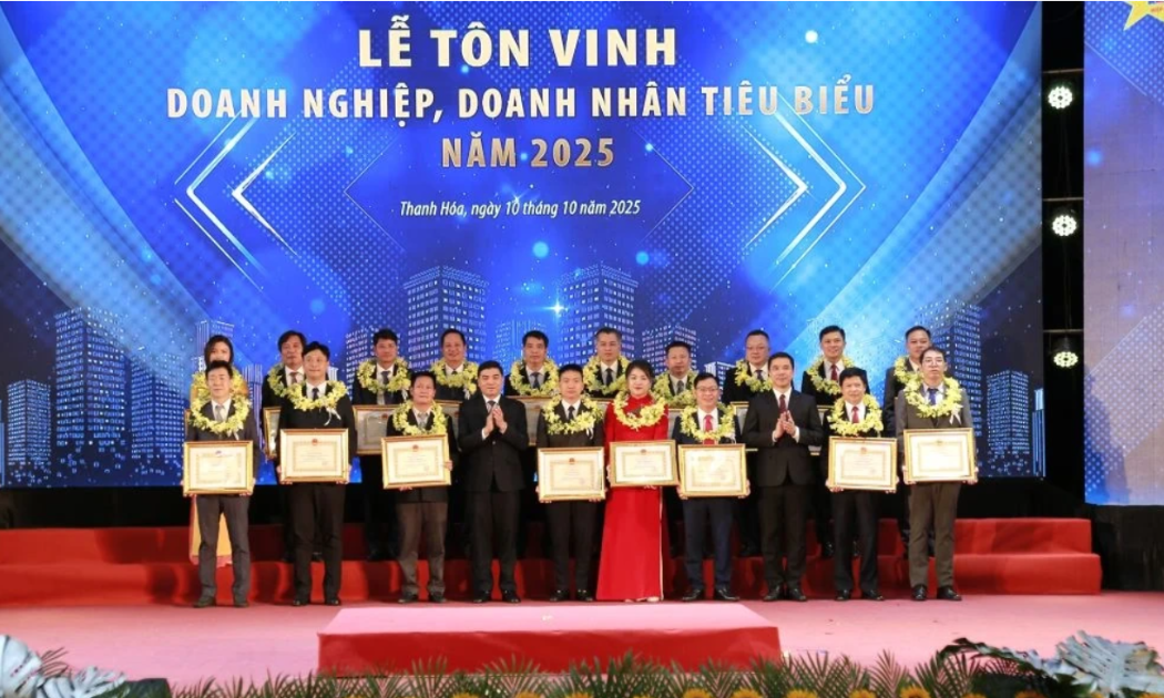 Chủ tịch UBND tỉnh Thanh Hoá Nguyễn Hoài Anh và Phó Bí thư Thường trực Tỉnh ủy Nguyễn Hồng Phong trao Bằng khen cho các doanh nghiệp có thành tích xuất sắc trong sản xuất, kinh doanh, góp phần vào sự phát triển kinh tế - xã hội của tỉnh.