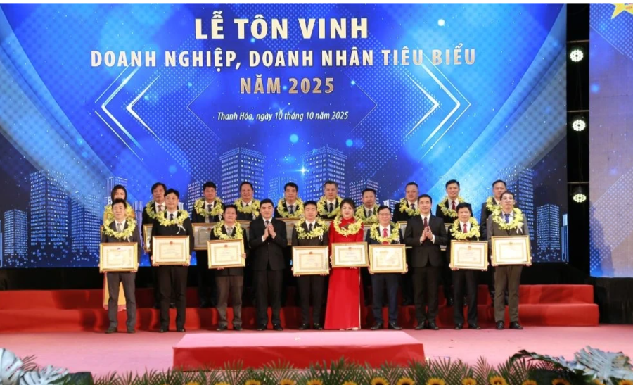 Chủ tịch UBND tỉnh Thanh Hoá Nguyễn Hoài Anh và Phó Bí thư Thường trực Tỉnh ủy Nguyễn Hồng Phong trao Bằng khen cho các doanh nghiệp có thành tích xuất sắc trong sản xuất, kinh doanh, góp phần vào sự phát triển kinh tế - xã hội của tỉnh.