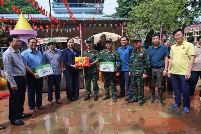 Phó Chủ tịch Hà Thị Nga trao quà động viên lực lượng hỗ trợ nhân dân dọn dẹp cơ sở vật chất trên địa bàn tình Thái Nguyên. Ảnh: Mặt trận.