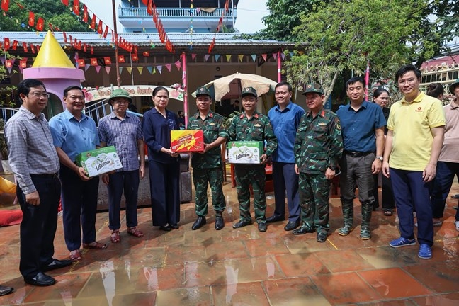 Phó Chủ tịch Hà Thị Nga trao quà động viên lực lượng hỗ trợ nhân dân dọn dẹp cơ sở vật chất trên địa bàn tình Thái Nguyên. Ảnh: Mặt trận.