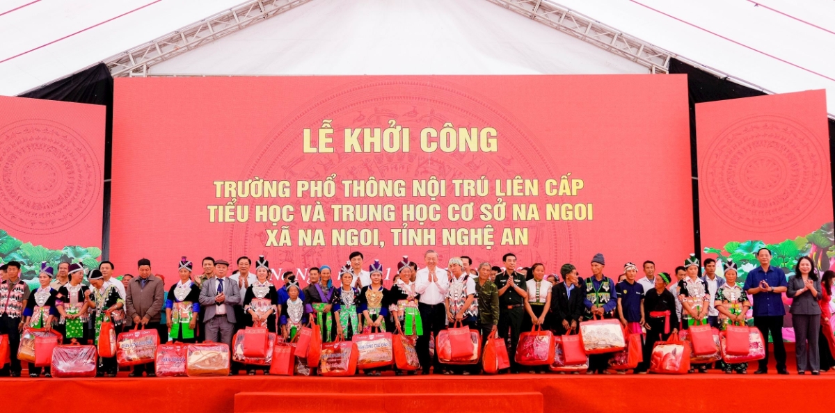 Tổng Bí thư Tô Lâm cùng các đồng chí lãnh đạo Đảng, Nhà nước, bộ, ngành Trung ương, tỉnh Nghệ An trao tặng quà cho các gia đình khó khăn, chính sách trên địa bàn xã Na Ngoi. Ảnh: Phạm Bằng