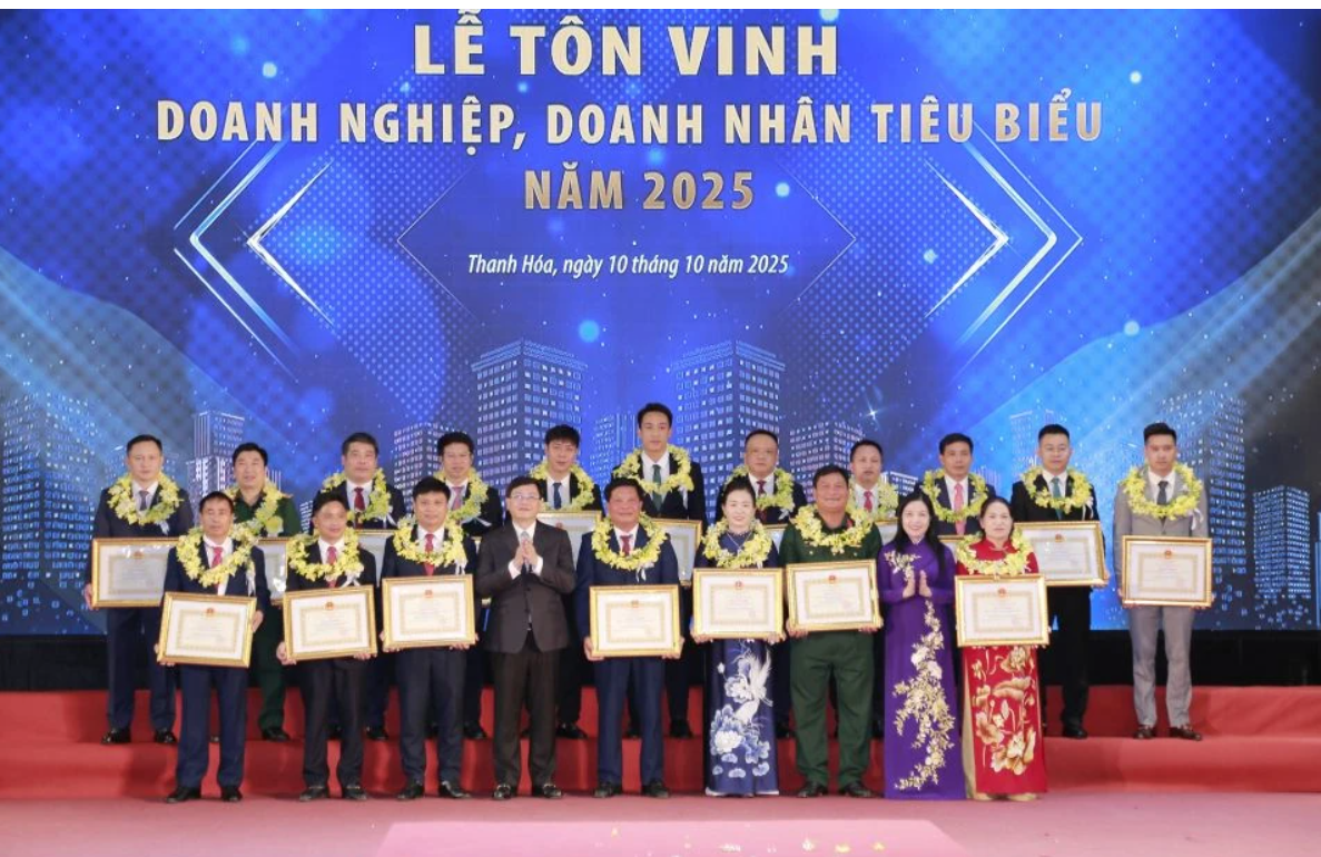 Chủ nhiệm Ủy ban Kiểm tra Tỉnh ủy Thanh Hoá Nguyễn Thị Thanh Thủy và Phó Chủ tịch UBND tỉnh Mai Xuân Liêm trao Bằng khen cho các doanh nghiệp.