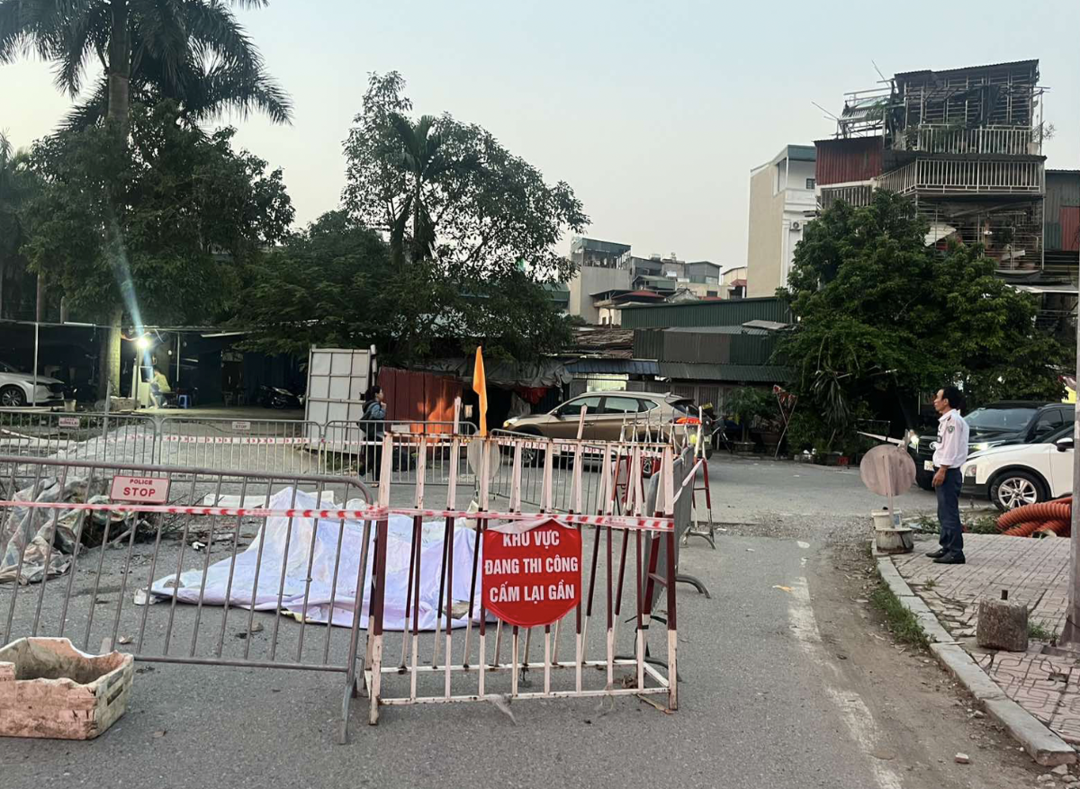 Tại khu vực xảy ra sự cố, hàng rào quây được mở rộng, gắn biển cảnh báo và có bảo vệ trực