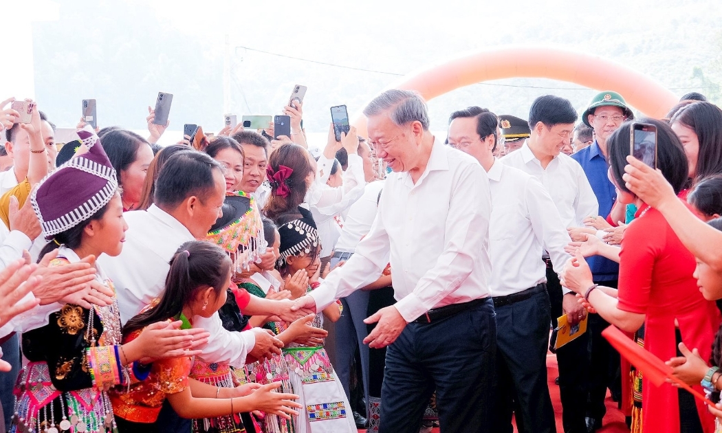 Cán bộ, giáo viên, học sinh, người dân xã Na Ngoi chào đón Tổng Bí thư Tô Lâm cùng các đồng chí lãnh đạo Đảng, Nhà nước, bộ, ngành Trung ương, tỉnh Nghệ An về dự Lễ khởi công xây dựng Trường Phổ thông nội trú liên cấp TH và THCS Na Ngoi. Ảnh: Phạm Bằng