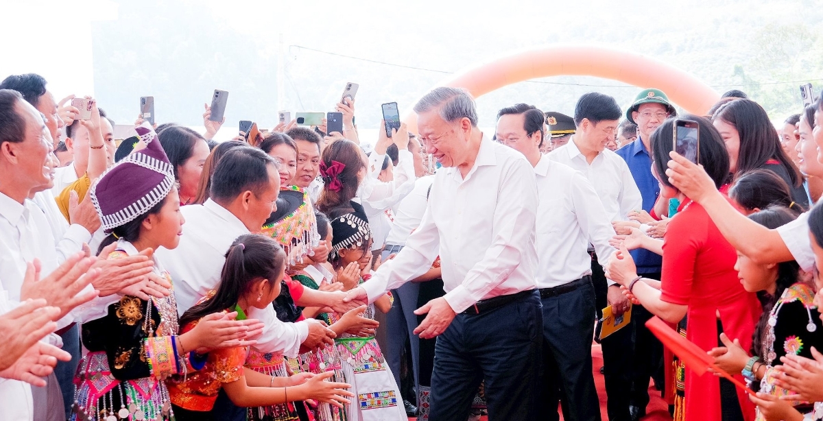 Cán bộ, giáo viên, học sinh, người dân xã Na Ngoi chào đón Tổng Bí thư Tô Lâm cùng các đồng chí lãnh đạo Đảng, Nhà nước, bộ, ngành Trung ương, tỉnh Nghệ An về dự Lễ khởi công xây dựng Trường Phổ thông nội trú liên cấp TH và THCS Na Ngoi. Ảnh: Phạm Bằng