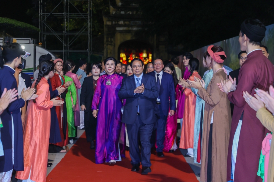 Thủ tướng Chính phủ Phạm Minh Chính và bà Ngô Phương Ly, Phu nhân Tổng Bí thư Tô Lâm tới dự khai mạc Lễ hội Văn hoá thế giới tại Hà Nội lần thứ nhất - Ảnh: VGP
