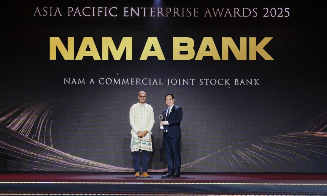 Ông Hà Huy Cường, Phó Tổng giám đốc Nam A Bank (bên phải), nhận giải thưởng. 
