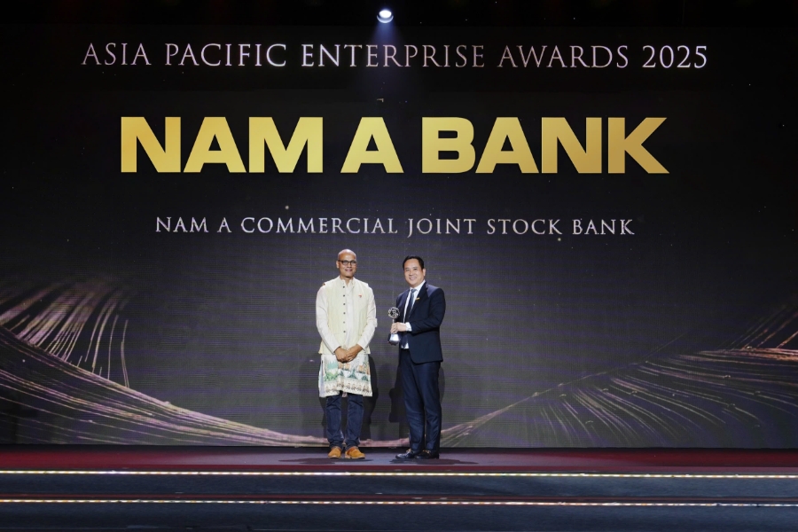 Ông Hà Huy Cường, Phó Tổng giám đốc Nam A Bank (bên phải), nhận giải thưởng. 
