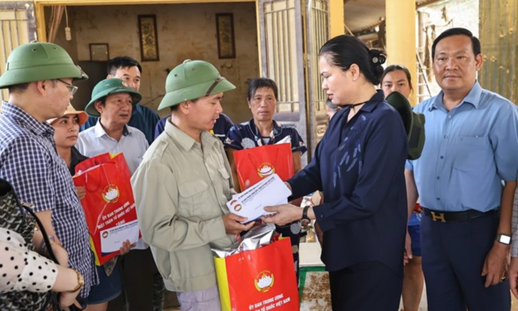 Phó Chủ tịch Hà Thị Nga thăm hỏi và trao quà động viên các gia đình. Ảnh: Mặt trận.