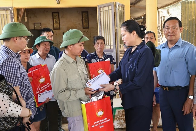 Phó Chủ tịch Hà Thị Nga thăm hỏi và trao quà động viên các gia đình. Ảnh: Mặt trận.