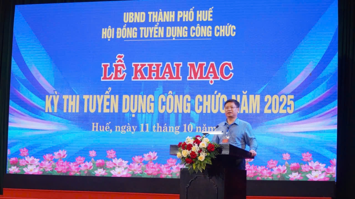 Ông Nguyễn Thanh Bình Phó Chủ tịch Thường trực UBND thành phố Huế, Chủ tịch Hội đồng thi phát biểu tại buổi lễ