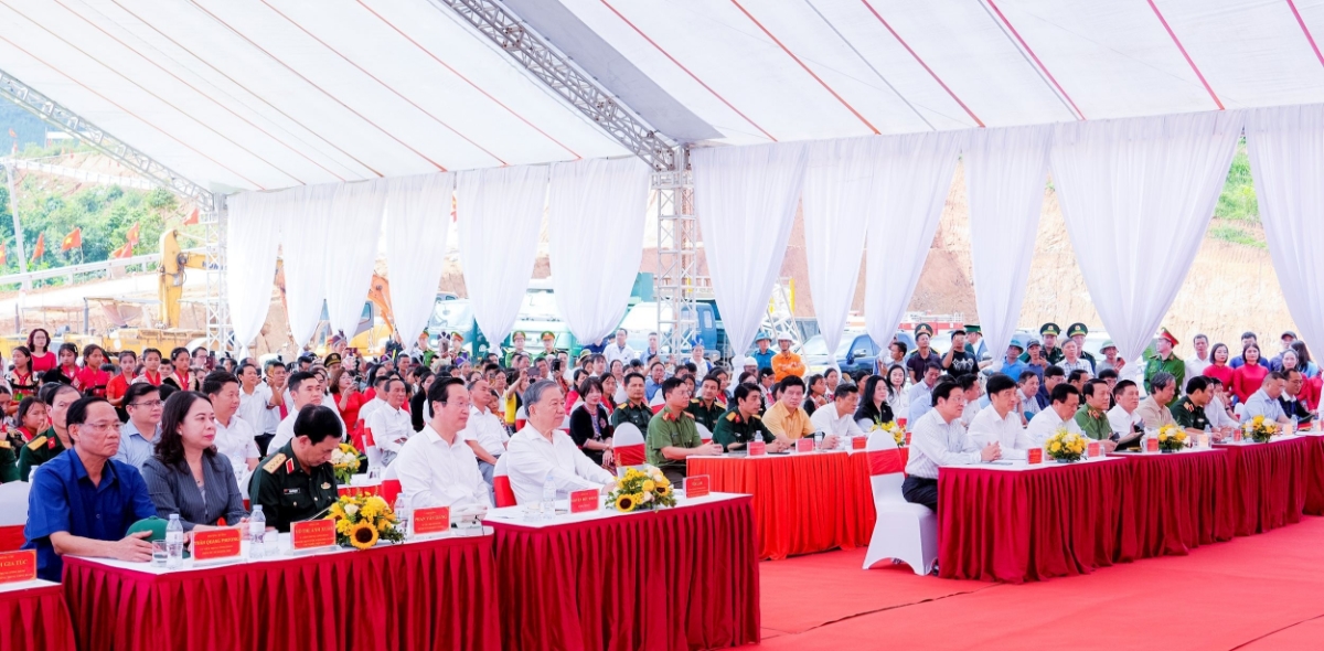 Tổng Bí thư Tô Lâm cùng các đồng chí lãnh đạo Đảng, Nhà nước, bộ, ngành Trung ương, tỉnh Nghệ An dự Lễ khởi công xây dựng Trường Phổ thông nội trú liên cấp TH và THCS Na Ngoi. Ảnh: Phạm Bằng