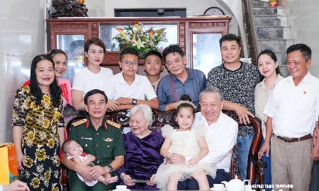 Tổng Bí thư Tô Lâm thăm, tặng quà Mẹ Việt Nam anh hùng tại Nghệ An