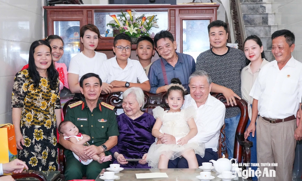 Đồng chí Tổng Bí thư Tô Lâm và Đại tướng Phan Văn Giang - Bộ trưởng Bộ Quốc phòng chụp ảnh lưu niệm cùng đại gia đình Mẹ Việt Nam anh hùng Nguyễn Thị Kim Oanh. Ảnh: Thành Cường