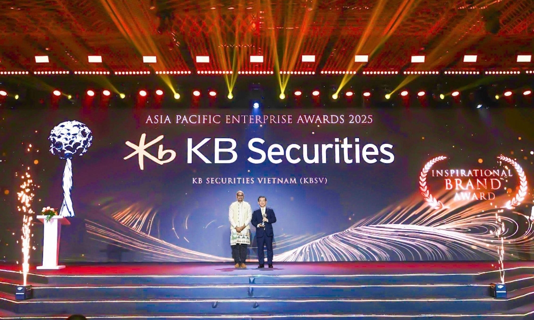 Ông Park Kang Hyun - Tổng giám đốc Chứng khoán KB Việt Nam (KBSV) nhận giải APEA 2025.