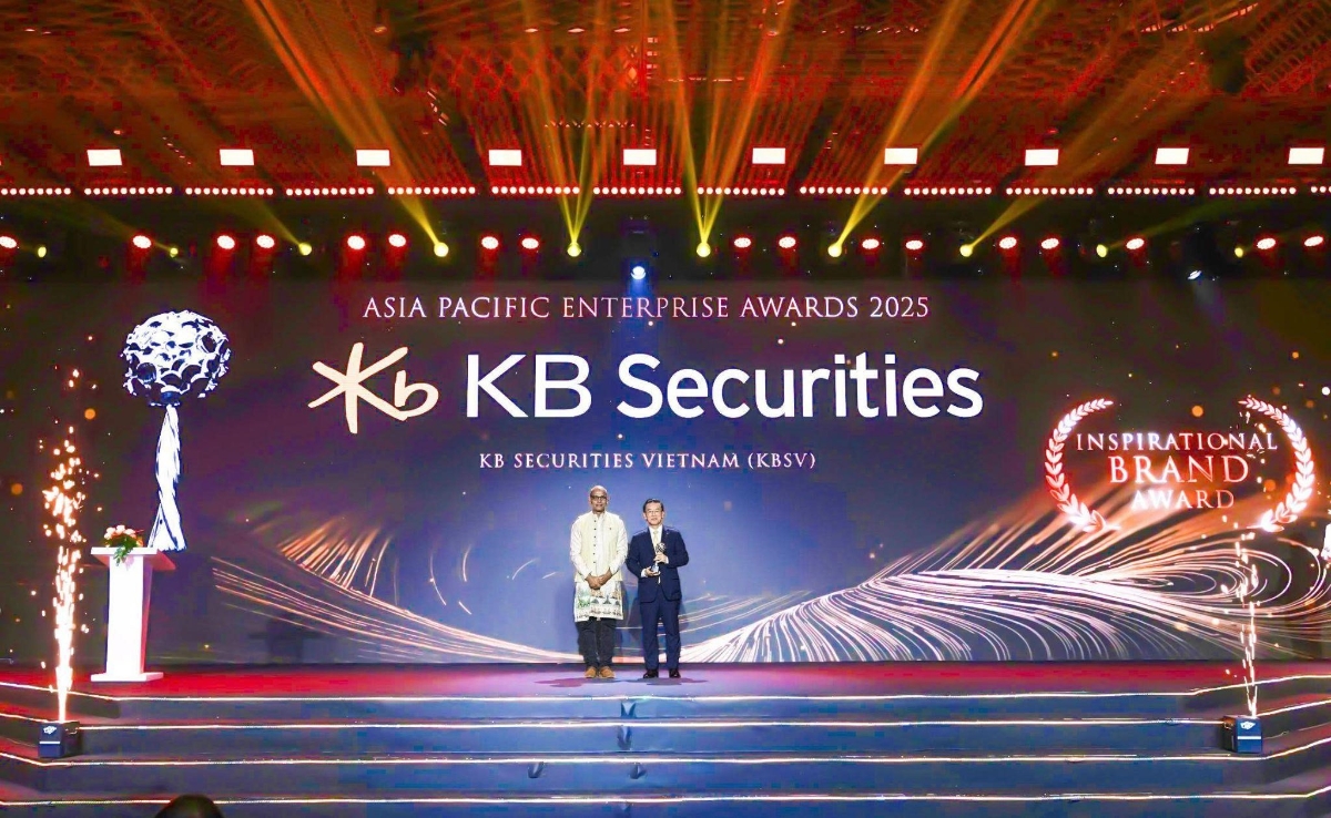 Ông Park Kang Hyun - Tổng giám đốc Chứng khoán KB Việt Nam (KBSV) nhận giải APEA 2025.