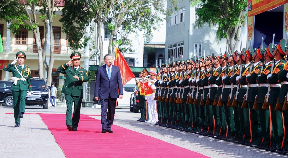 Tổng Bí thư Tô Lâm duyệt đội danh dự lực lượng vũ trang Quân khu 4. Ảnh: Thành Duy