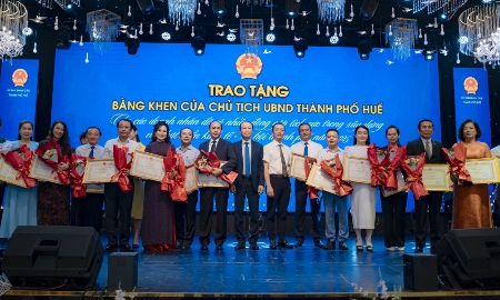 Tuyên dương các tập thể, cá nhân doanh nhân, doanh nghiệp có nhiều thành tích xuất sắc trong sản xuất, kinh doanh