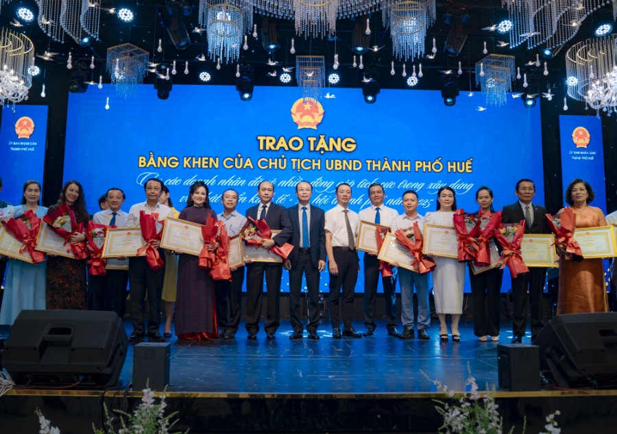 Tuyên dương các tập thể, cá nhân doanh nhân, doanh nghiệp có nhiều thành tích xuất sắc trong sản xuất, kinh doanh