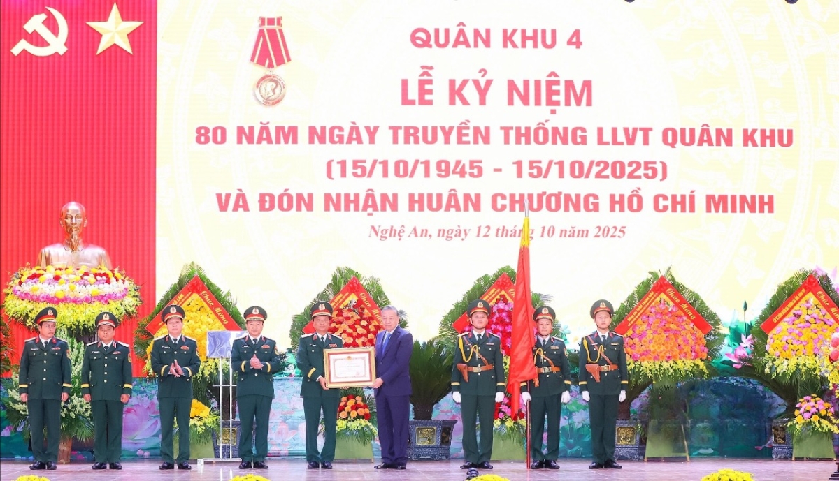 Tổng Bí thư Tô Lâm trao tặng Huân chương Hồ Chí Minh cho Quân khu 4. Ảnh: Thành Duy