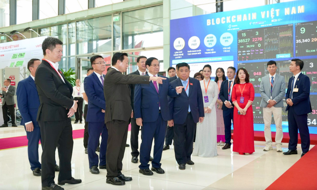 Thủ tướng Phạm Minh Chính và các quan chức Chính phủ thăm khu trưng bày Mạng Dịch vụ Đa chuỗi Blockchain Việt Nam (VBSN). 