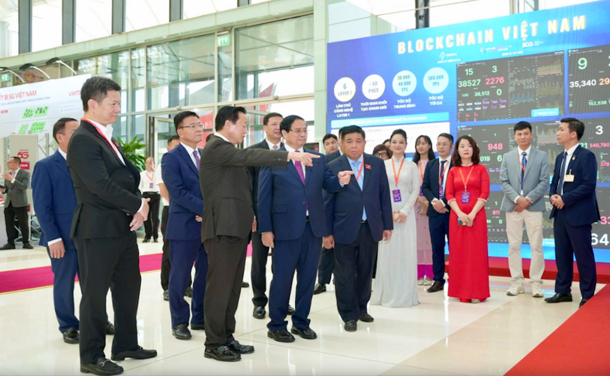 Thủ tướng Phạm Minh Chính và các quan chức Chính phủ thăm khu trưng bày Mạng Dịch vụ Đa chuỗi Blockchain Việt Nam (VBSN). 