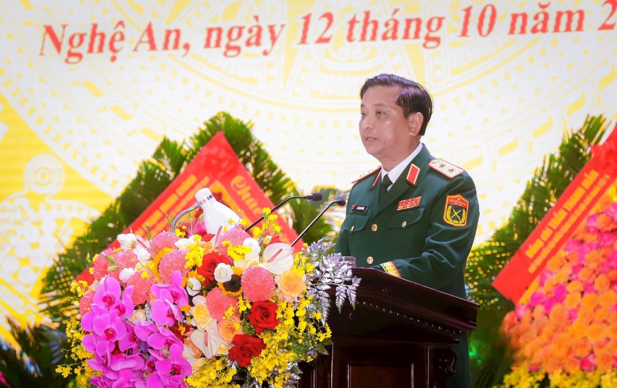 Trung tướng Hà Thọ Bình - Phó Bí thư Đảng ủy, Tư lệnh Quân khu 4 trình bày diễn văn lễ kỷ niệm. Ảnh: Thành Duy